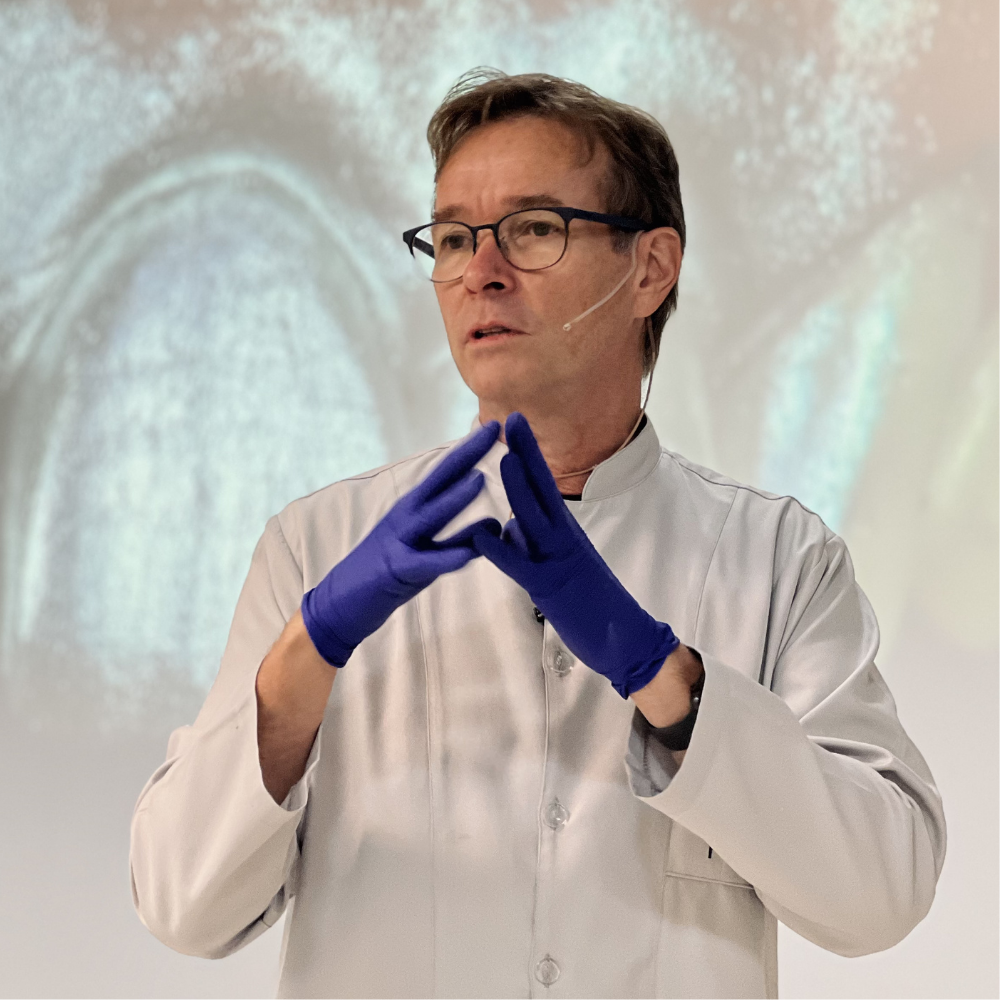 Dr. Newton Fahl Jr. em atendimento clínico