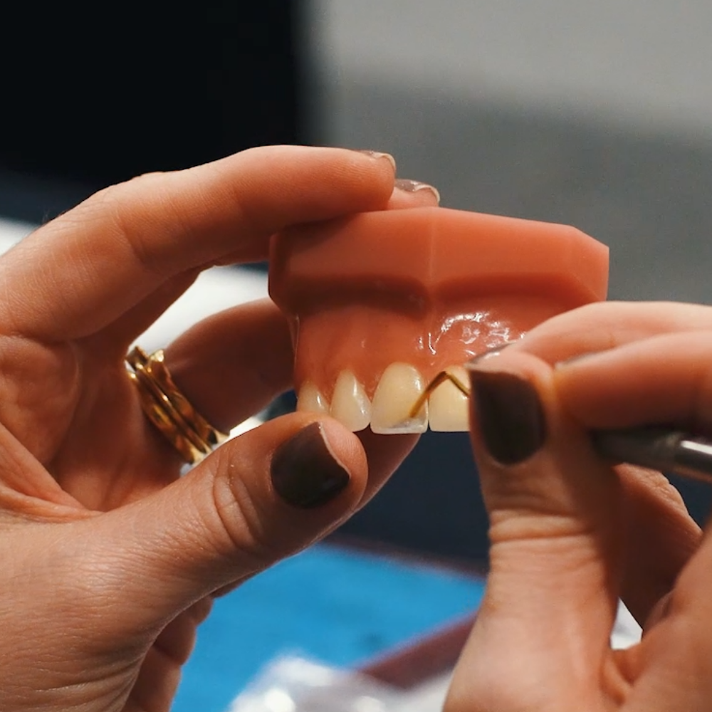 Trabalho prático em modelo odontológico durante curso no FAHL Center